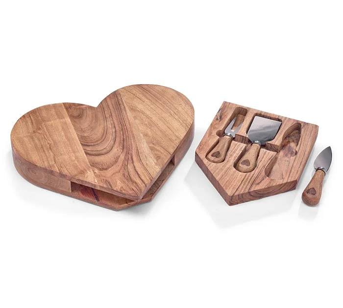 ACACIA WOODEN HEART SHAPED CUTTING BOARD