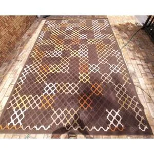 A BEAUTIFULL BROWN/RUST COLOUR STEEL MESH DESIGN WOOLEN CARPET