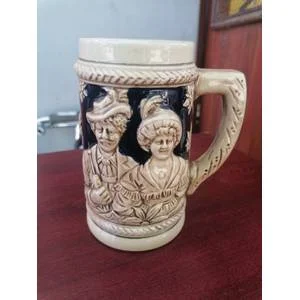 Vintage bear mug. Small hairline crack